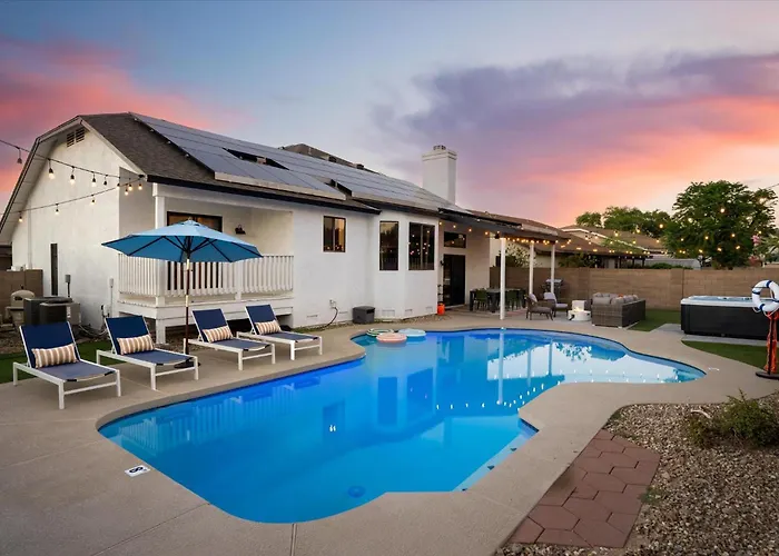 Nights - Pool Hot Tub Put Put Foosball Holiday home Glendale