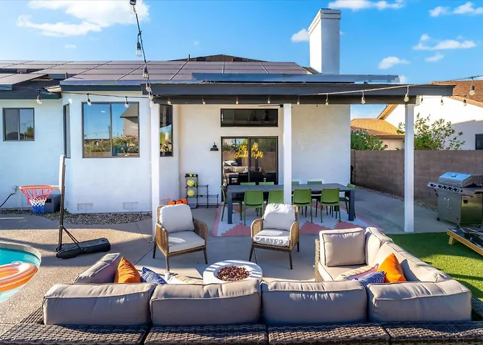 Nights - Pool Hot Tub Put Put Foosball Holiday home Glendale
