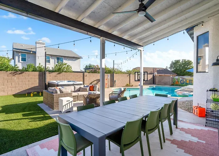 Nights - Pool Hot Tub Put Put Foosball Holiday home Glendale